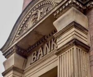 Las acciones ofrecen el potencial de crecimiento a largo plazo e ingresos por dividendos al invertir en empresas que crean valor a lo largo del tiempo, pero también conllevan un riesgo significativo debido a la volatilidad del mercado, los ciclos económicos y los eventos específicos de la empresa; la clave es invertir con una estrategia clara, una diversificación adecuada y solo con capital que no comprometa su estabilidad financiera.