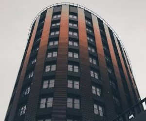 Las inversiones le permiten aumentar su patrimonio con el tiempo al invertir su dinero en activos como acciones, bonos, fondos, bienes raíces y más, pero siempre implican riesgos, como la volatilidad del mercado, la posible pérdida de capital y la inflación que erosiona los rendimientos. La clave es invertir con una estrategia clara, una diversificación adecuada y solo con capital que no comprometa su estabilidad financiera.