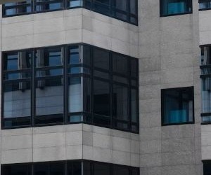 Las acciones ofrecen el potencial de crecimiento a largo plazo e ingresos por dividendos al invertir en empresas que crean valor a lo largo del tiempo, pero también conllevan un riesgo significativo debido a la volatilidad del mercado, los ciclos económicos y los eventos específicos de la empresa; la clave es invertir con una estrategia clara, una diversificación adecuada y solo con capital que no comprometa su estabilidad financiera.